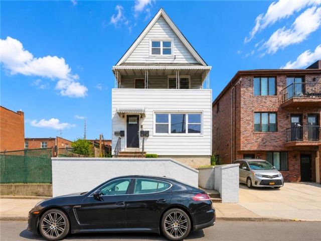  8 BR,  4.00 BTH &nbsp;Multi-family style home in Dyker Heights