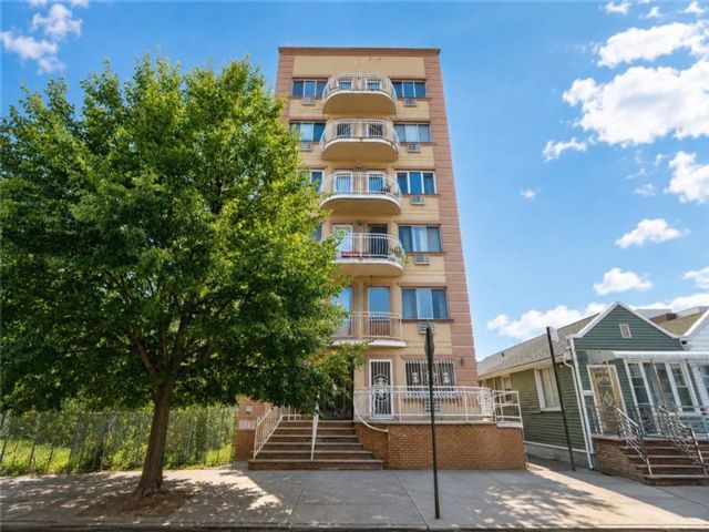  3 BR,  2.00 BTH &nbsp;Condominium style home in Brighton Beach
