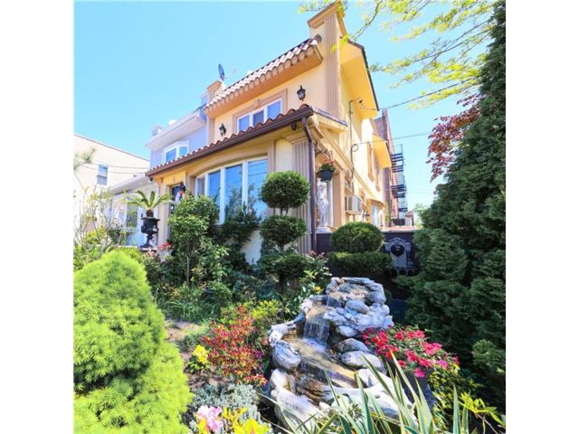 3 BR,  3.00 BTH &nbsp;Single family style home in Dyker Heights