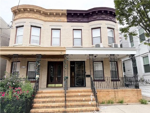 3 BR,  3.00 BTH &nbsp;Single family style home in Woodhaven