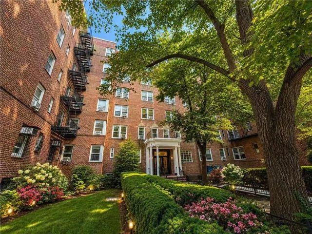  1 BR,  1.00 BTH &nbsp;Condominium style home in Jackson Heights