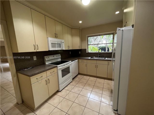  3 BR,  2.00 BTH &nbsp; style home in Miami