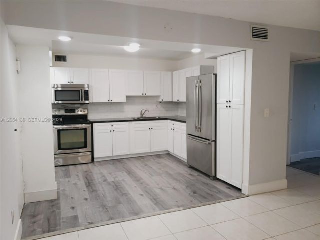  3 BR,  2.00 BTH &nbsp;Condo style home in Miami