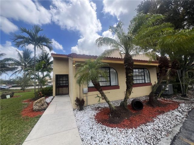  3 BR,  2.00 BTH &nbsp;Townhouse style home in Miami