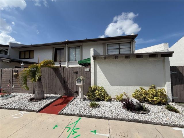  3 BR,  2.00 BTH &nbsp;Townhouse style home in Miami