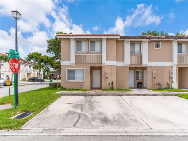  3 BR,  2.50 BTH &nbsp;Townhouse style home in Miami