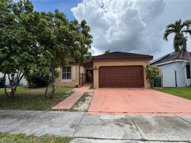  3 BR,  2.00 BTH &nbsp;Traditional style home in Miami