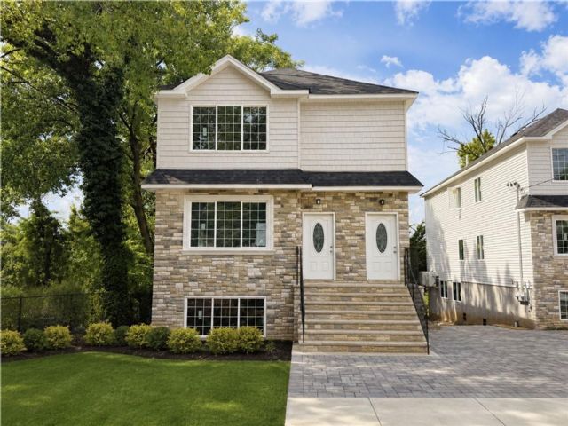 Studio,  0.00 BTH &nbsp;Multi-family style home in Tottenville