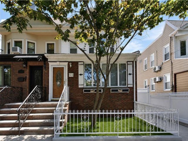  6 BR,  0.00 BTH &nbsp;Multi-family style home in Gravesend