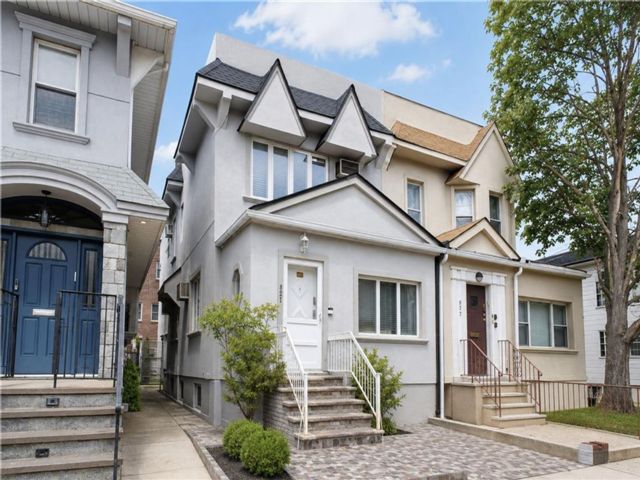  4 BR,  2.00 BTH &nbsp;Single family style home in Midwood