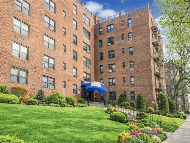  1 BR,  1.00 BTH &nbsp;Co-op style home in Bay Ridge