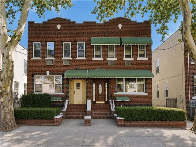  5 BR,  5.00 BTH &nbsp;Multi-family style home in Gravesend