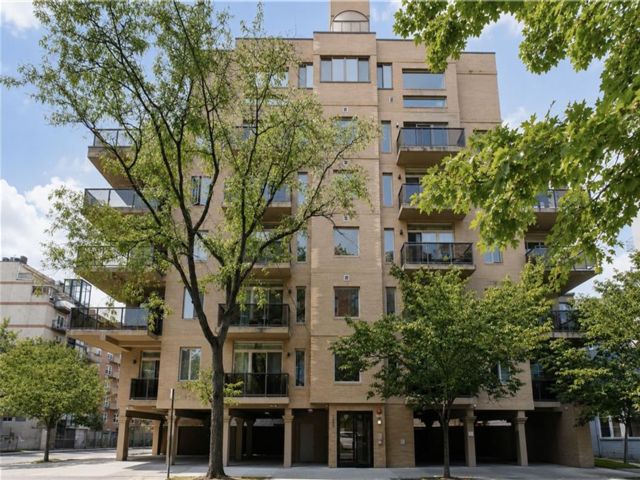  2 BR,  2.00 BTH &nbsp;Condominium style home in Midwood