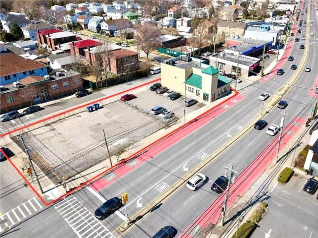 Studio,  0.00 BTH &nbsp;Commercial style home in Dongan Hills-above Hylan