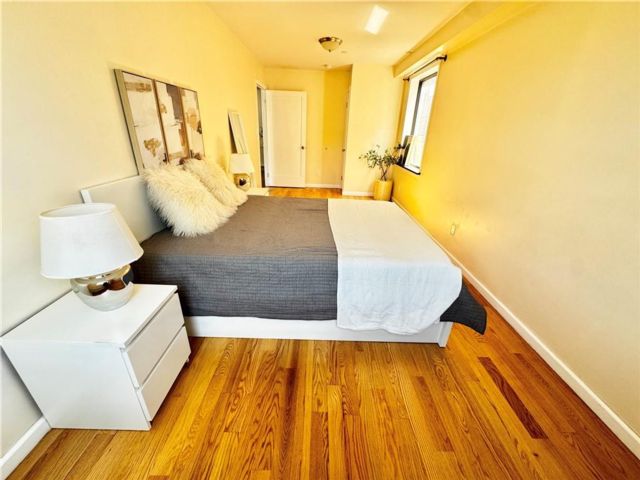  1 BR,  1.00 BTH &nbsp;Condominium style home in Midwood