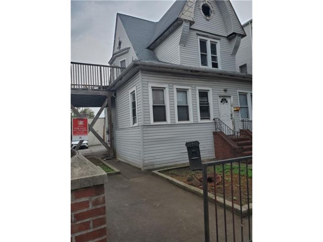  5 BR,  3.00 BTH &nbsp;Single family style home in Boro-park