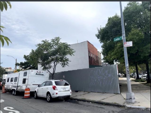 Lot <b>Size:</b> 30x52x60 &nbsp;Commercial style home in Crown Heights