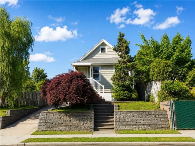  3 BR,  1.00 BTH &nbsp;Single family style home in Eltingville