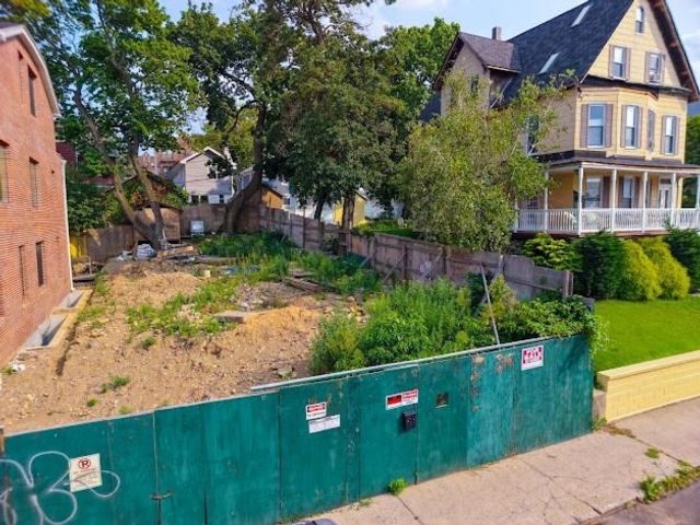 Lot <b>Size:</b>  &nbsp;Residential style home in Bay Ridge