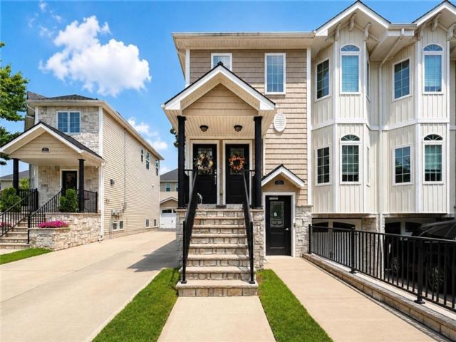  6 BR,  0.00 BTH &nbsp;Multi-family style home in Rossville
