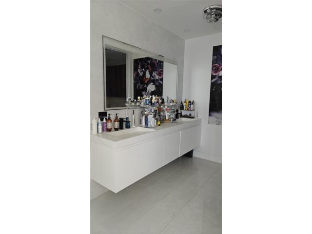 [PHOTO]