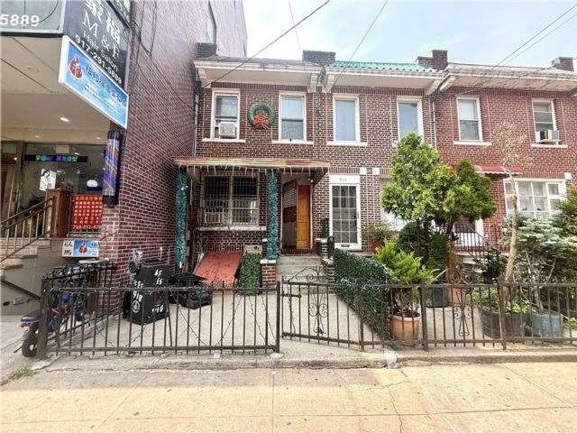  3 BR,  3.00 BTH &nbsp;Single family style home in Sunset Park