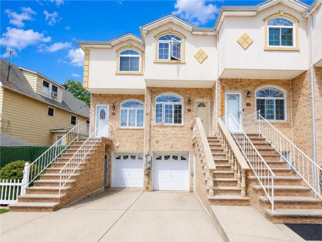  3 BR,  2.00 BTH &nbsp;Multi-family style home in Port Richmond