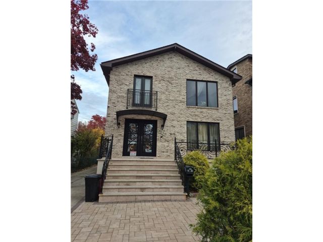  3 BR,  4.00 BTH &nbsp;Single family style home in Hollis Hills