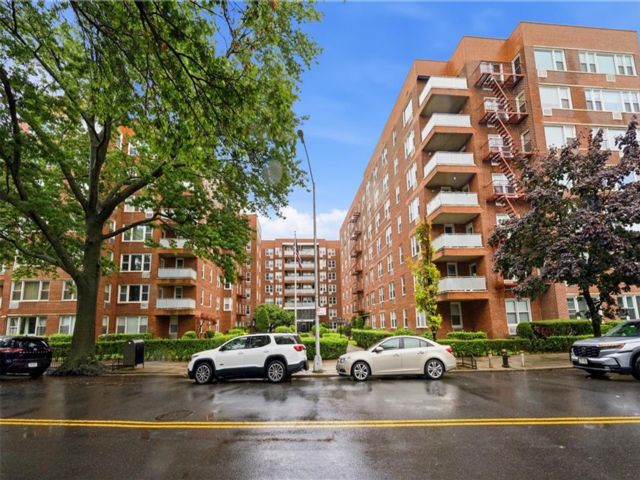  2 BR,  2.00 BTH &nbsp;Co-op style home in Bay Ridge