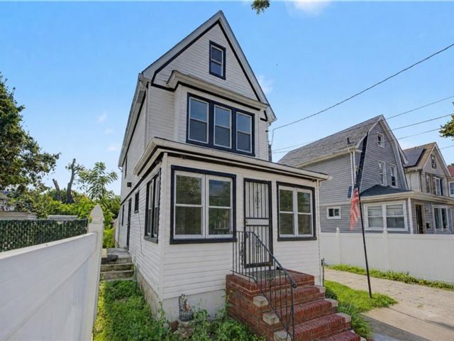  4 BR,  3.00 BTH &nbsp;Single family style home in Springfield Gardens