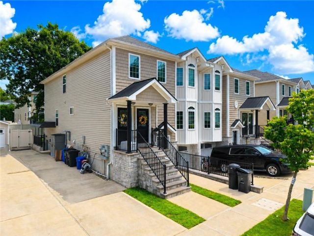  6 BR,  0.00 BTH &nbsp;Multi-family style home in Rossville