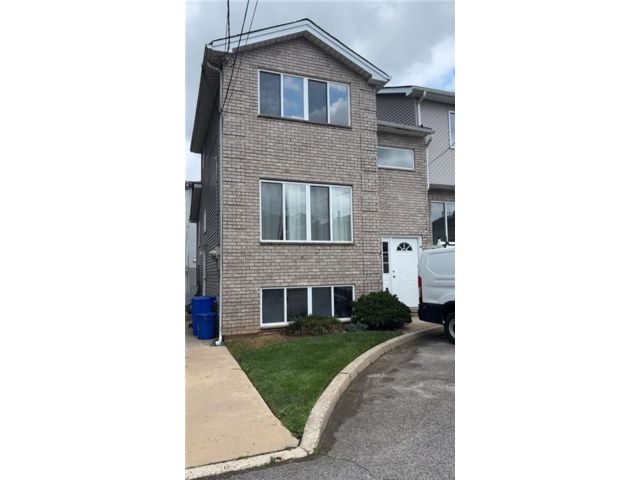  4 BR,  3.00 BTH &nbsp;Single family style home in Eltingville