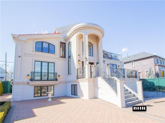  4 BR,  5.00 BTH &nbsp;Single family style home in Manhattan Beach