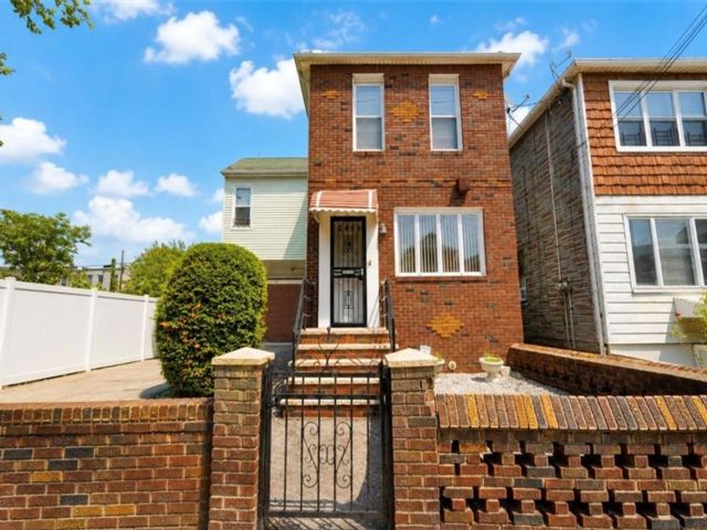  5 BR,  3.00 BTH &nbsp;Multi-family style home in Gravesend