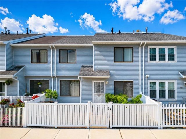  2 BR,  2.00 BTH &nbsp;Single family style home in Park Hill