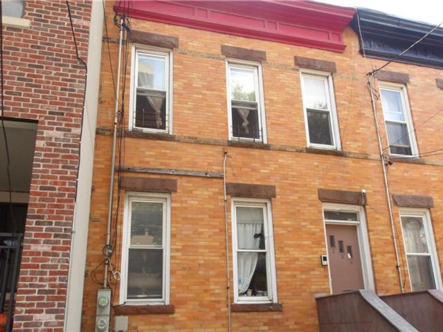  5 BR,  2.00 BTH &nbsp;Multi-family style home in Windgate