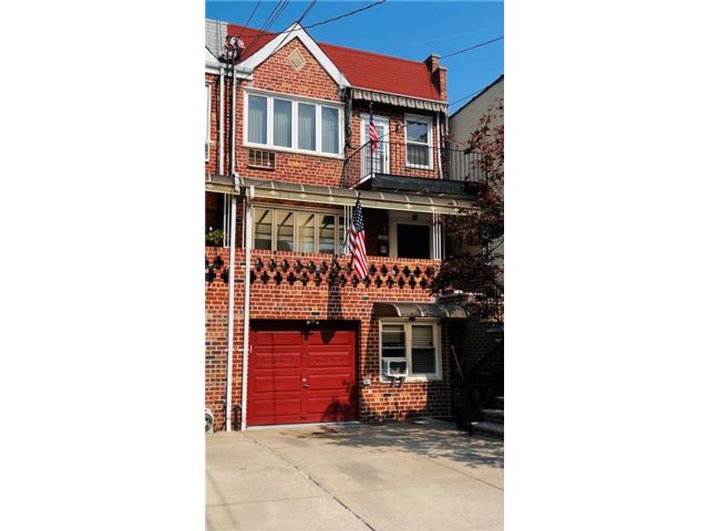  7 BR,  3.00 BTH &nbsp;Multi-family style home in Gravesend