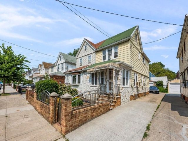  3 BR,  3.00 BTH &nbsp;Single family style home in East Flatbush