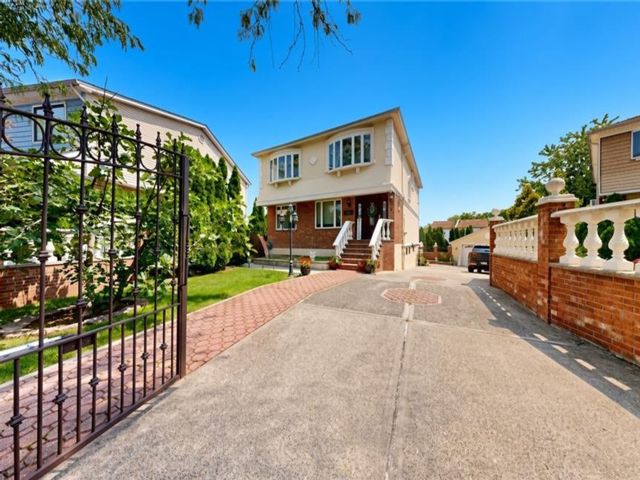  6 BR,  4.00 BTH &nbsp;Multi-family style home in Annadale