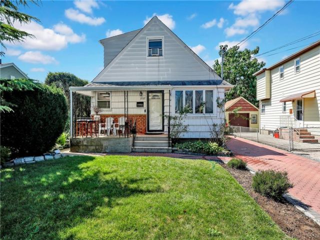  3 BR,  3.00 BTH &nbsp;Single family style home in Elmont