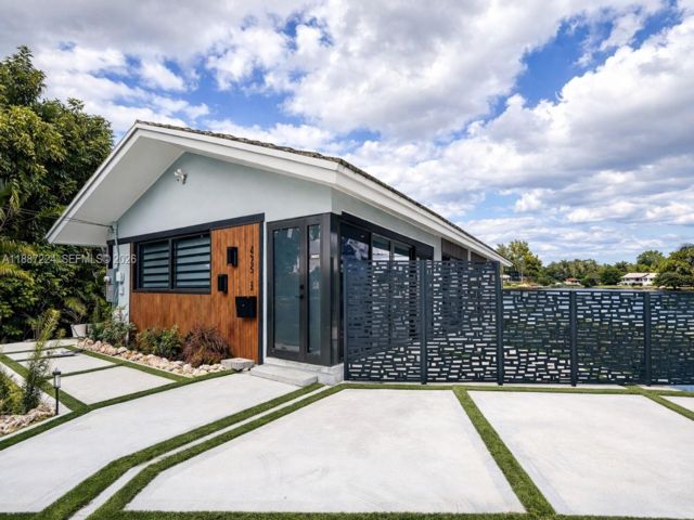  3 BR,  2.00 BTH &nbsp; style home in El Portal