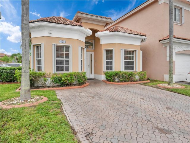  3 BR,  2.00 BTH &nbsp;Townhouse style home in Miami