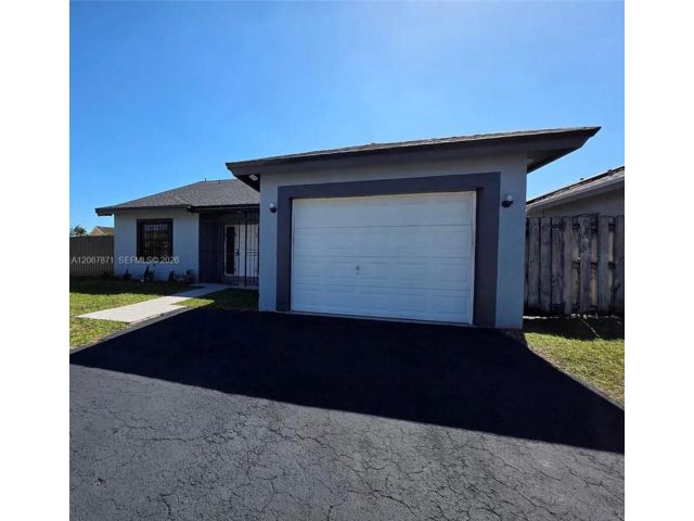  3 BR,  2.00 BTH &nbsp;Traditional style home in Miami