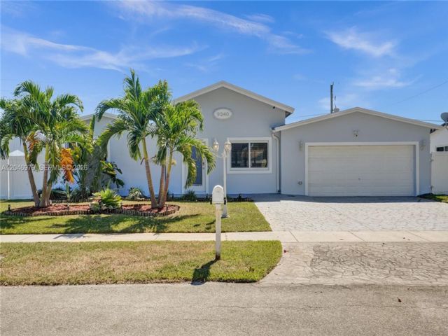  5 BR,  3.00 BTH &nbsp; style home in Cooper City