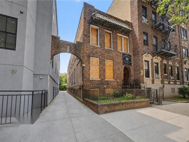 Studio,  0.00 BTH &nbsp;Multi-family style home in Midwood