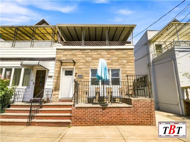  8 BR,  4.00 BTH &nbsp;Multi-family style home in Marine Park