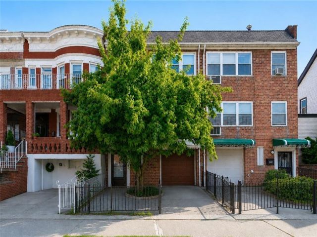 7 BR,  5.00 BTH &nbsp;Multi-family style home in Bay Ridge
