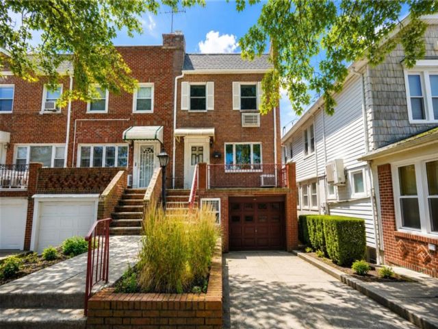  3 BR,  3.00 BTH &nbsp;Single family style home in Marine Park