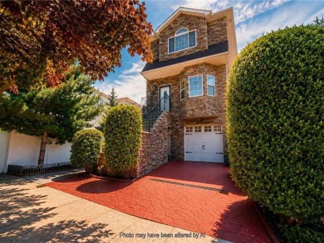  3 BR,  4.00 BTH &nbsp;Single family style home in Midland Beach