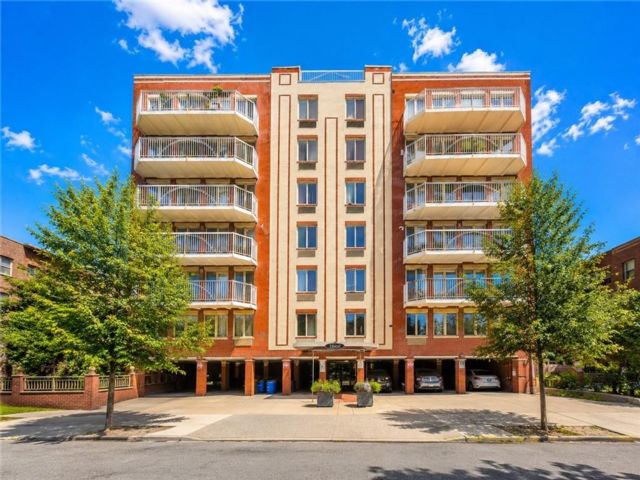  2 BR,  2.00 BTH &nbsp;Condominium style home in Bensonhurst